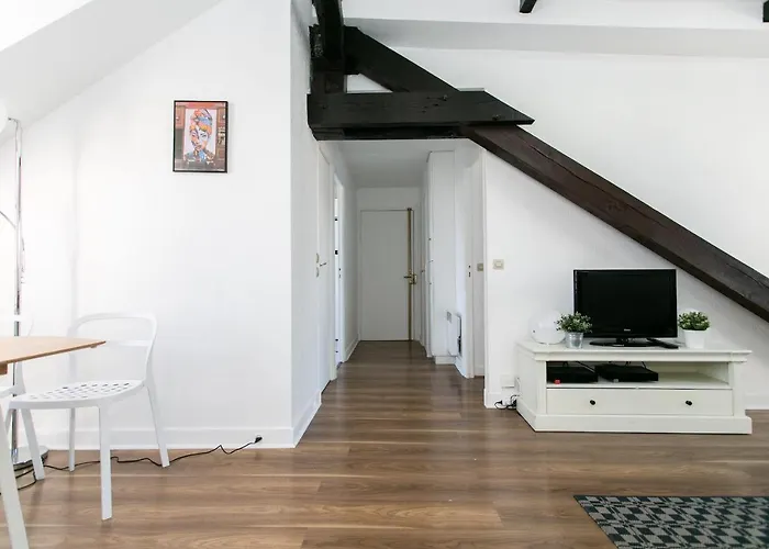 Upper Marais & - *