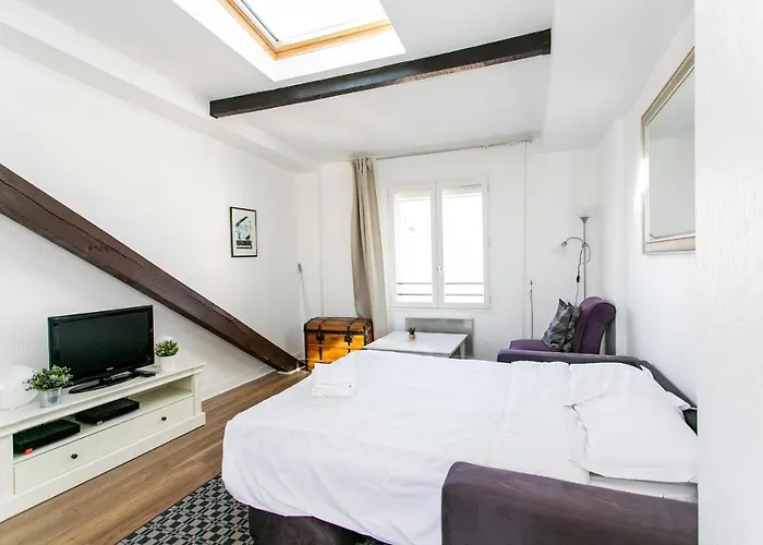 Upper Marais & - *