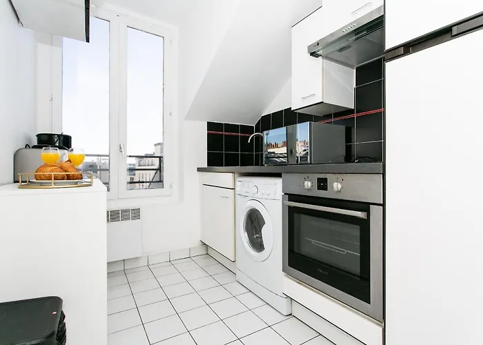 Upper Marais & - *