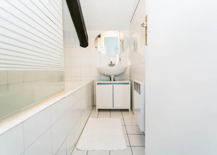 Upper Marais & - *