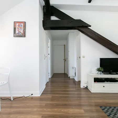 Upper Marais & - *