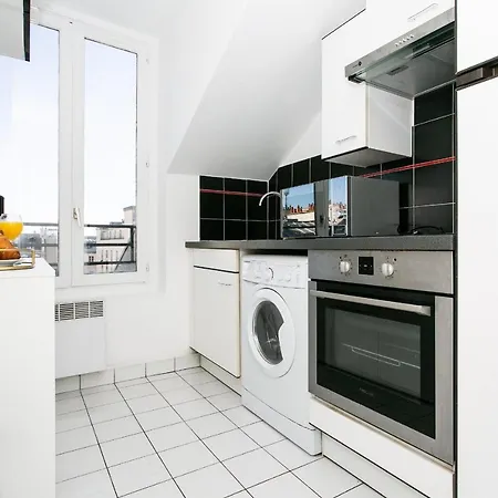 Upper Marais & - *