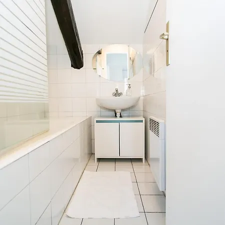 Upper Marais & - *
